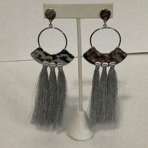BRAND NEW SILVER/GRAY FRINGE EARRINGS 🔥🔥